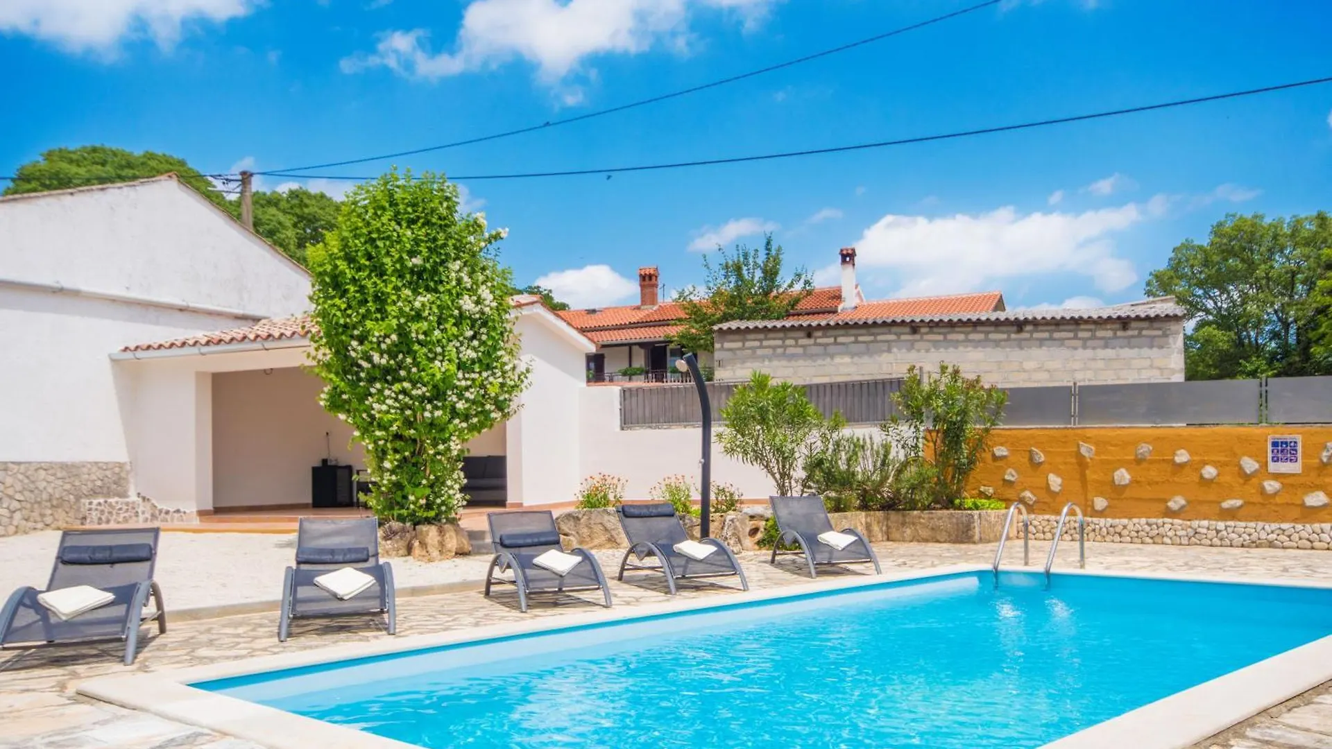 Holiday home Villa Rozi, A Charming Renovated Istrian House With Pool Pifari