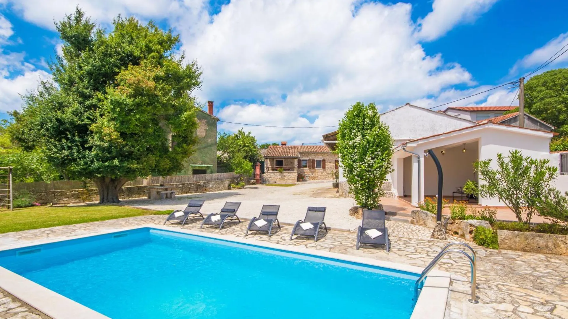 Villa Rozi, A Charming Renovated Istrian House With Pool Pifari